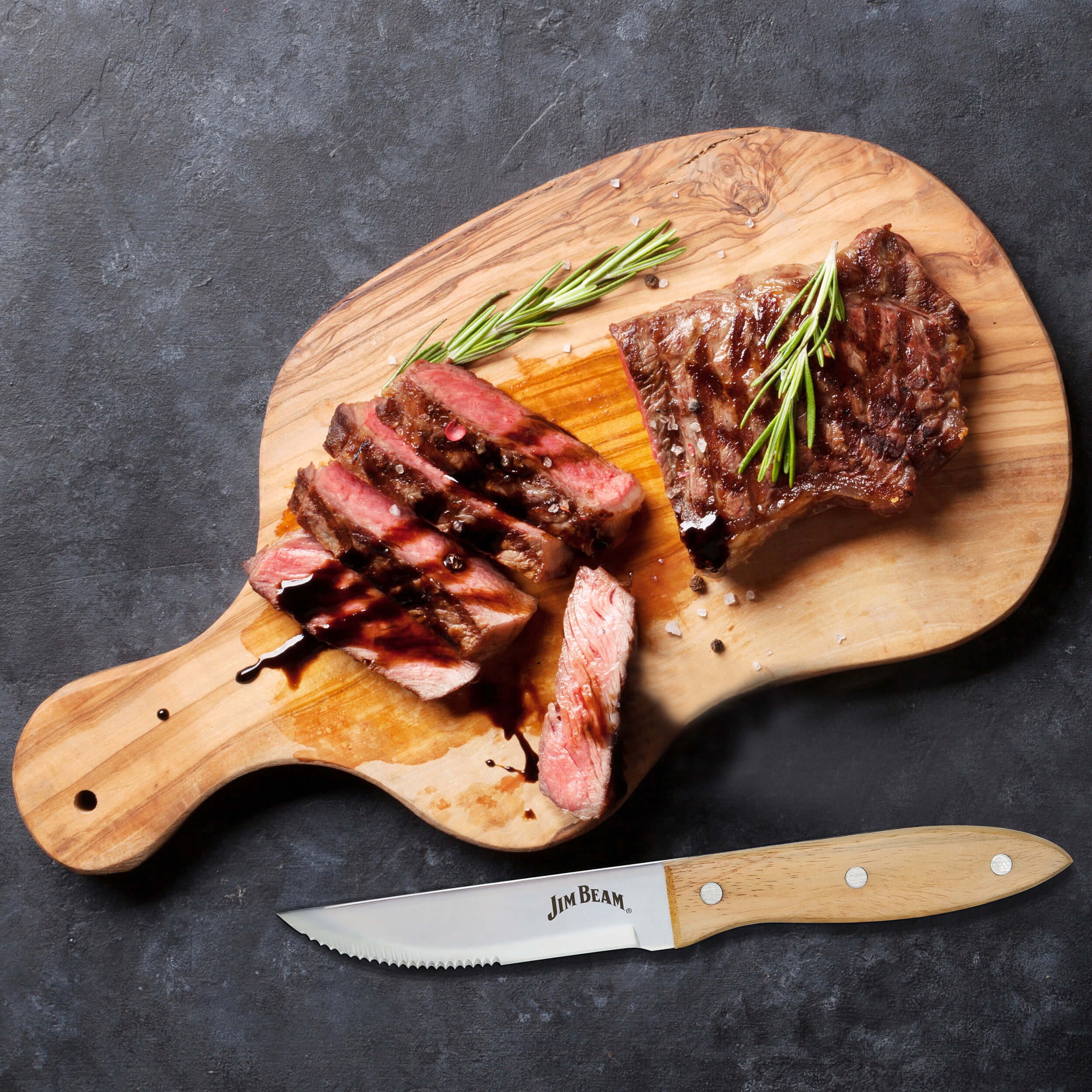 Jim Beam BBQ 2 Steakmesser, rostfreier Edelstahl, Holzgriff, sauberer Schnitt ohne Fransen, scharfkantige Edelstahlklinge, für jede Küche