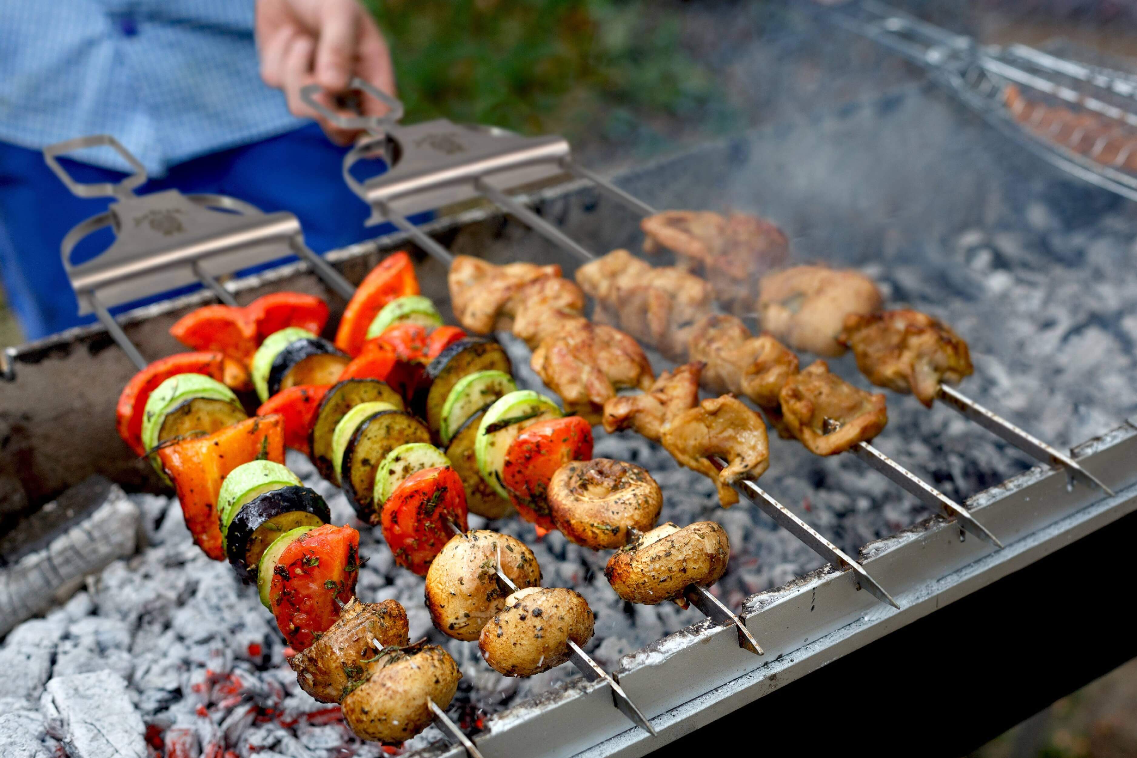 Jim Beam BBQ Zubehör,Schaschlik Dreizack-Spieße mit Schieber, 2 Grillspieße, Schaschlikspieße 35cm, rostfreies Edelstahl, verrutscht nicht beim Wenden, für den Grill und Gartenpartys