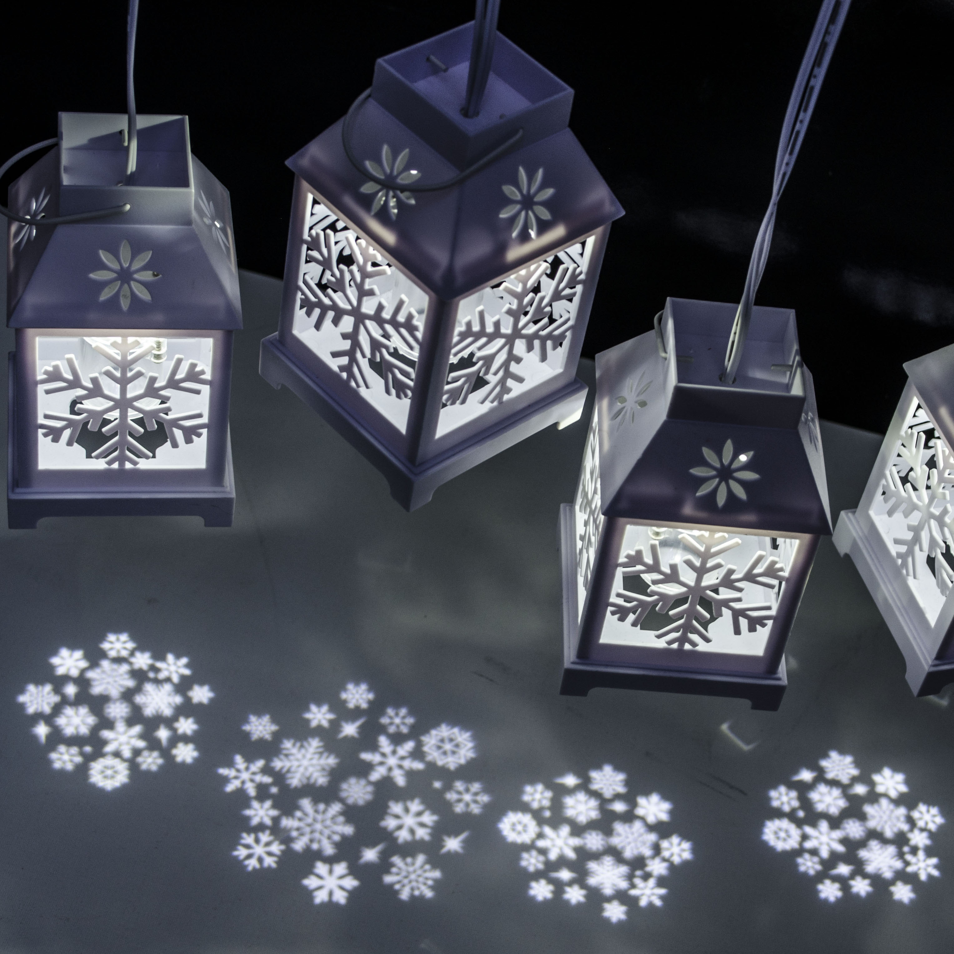 X4-LIFE LED 4 Laternen mit Schneeflockenmuster 5W 3m Lichterkette mit Netzadapter, kalt-weiß, weihnachtliche Atmosphäre