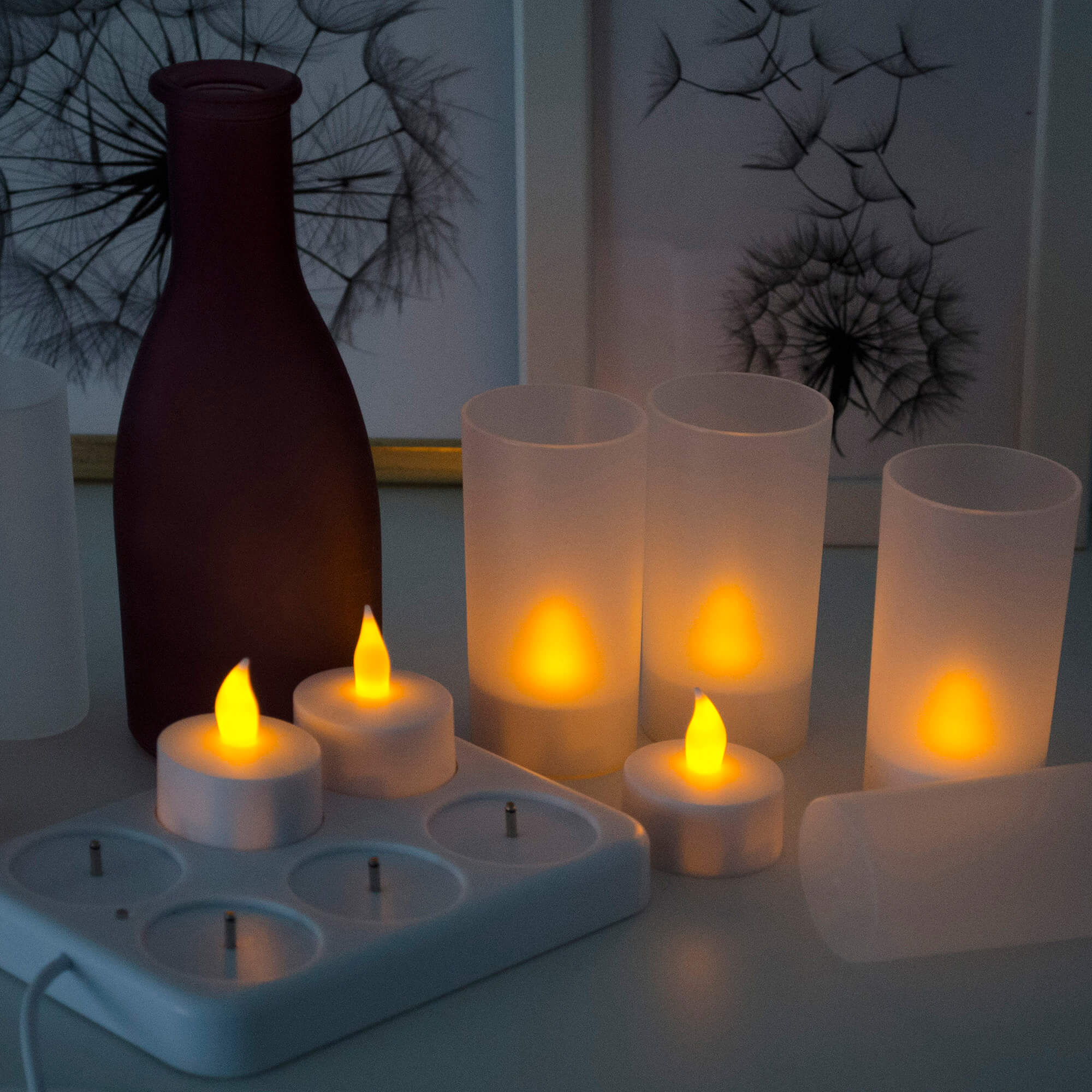 6 LED-Teelichter und Acrylgläser, realistisch flackernde Flamme, wiederaufladbare Teelichter, Akku-Ladestation, USB-Kabel, Deko-Beleuchtung